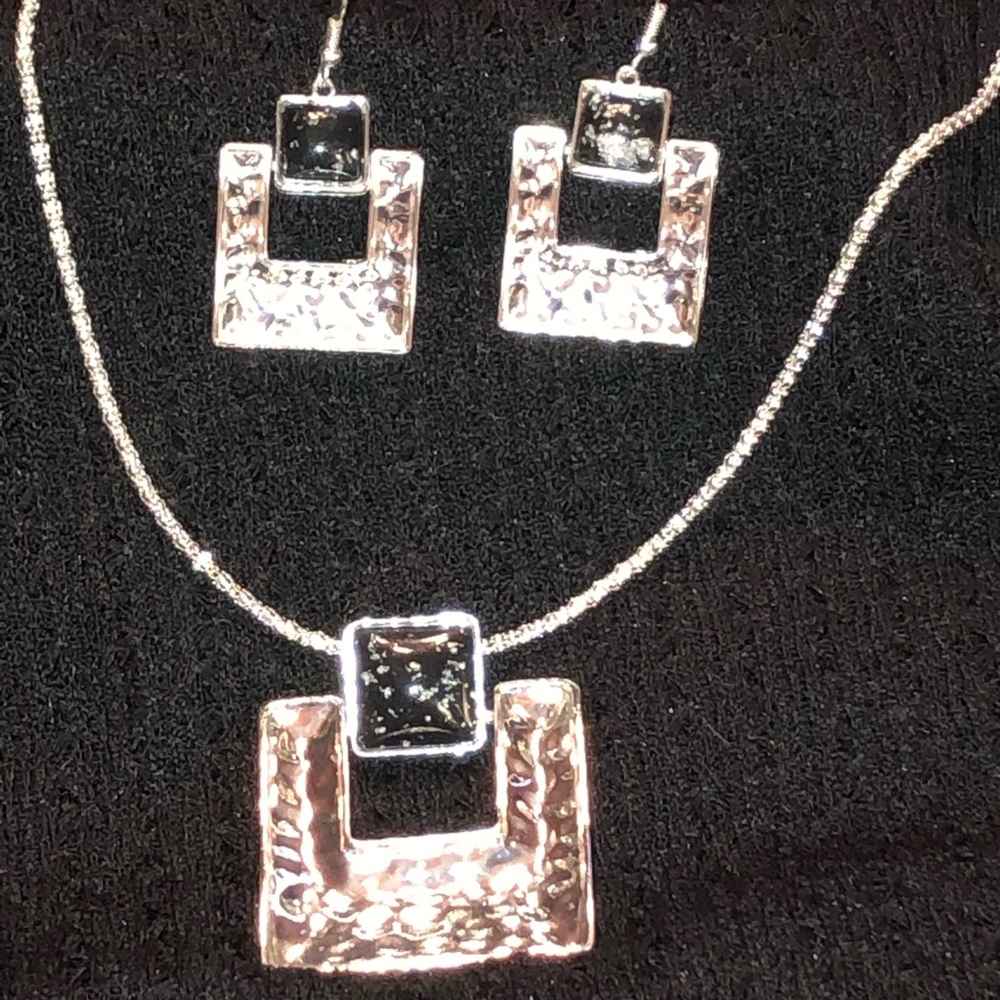 Beautiful statement necklace w earrings New